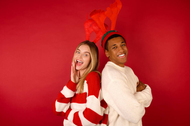 Una joven pareja en ropa de Navidad buscando disfrutado - Foto, Imagen