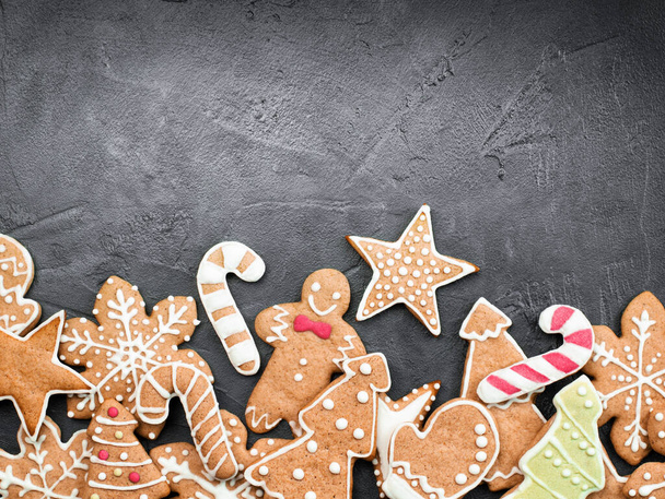 vánoční cookies na tmavém pozadí s kopírovacím prostorem - Fotografie, Obrázek