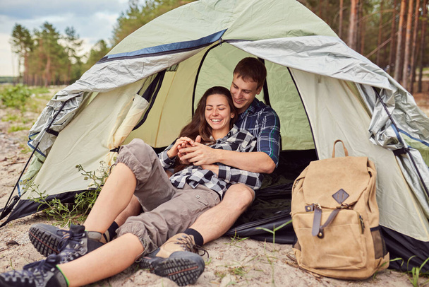 Dois acampamentos. Jovens sentados na tenda observando a vista - Foto, Imagem