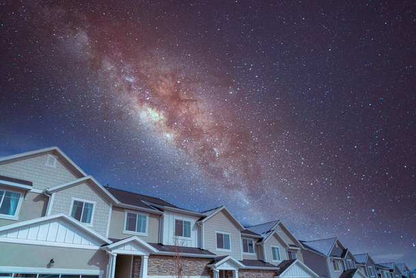 Maisons complexes contre le ciel composite de la voie lactée - Photo, image
