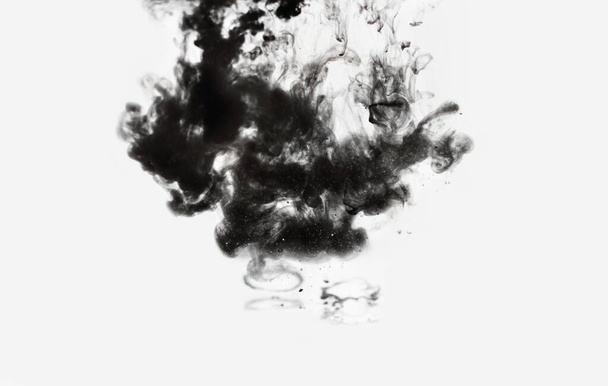 Černý inkoust kapky ve vodě na bílém pozadí, izolované - Fotografie, Obrázek