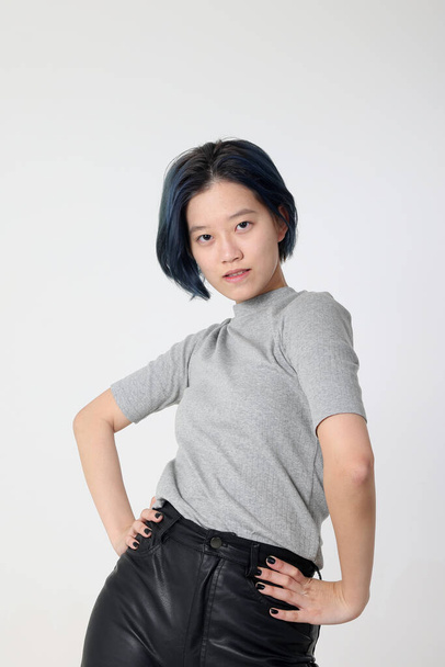 Junge attraktive asiatische chinesische malaiische Frau posieren Gesicht Körperausdruck Modus Emotion auf weißem Hintergrund Fashion Walk Twist - Foto, Bild