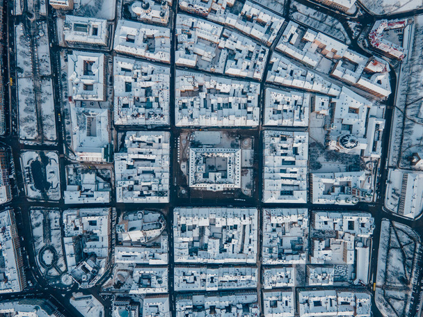 antenni näkymä lunta lviv keskusta kopioi tilaa korttelin yläpuolella - Valokuva, kuva