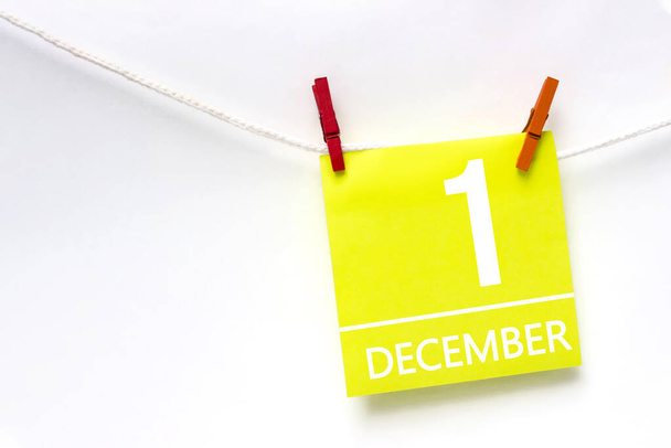 1 de diciembre. Día 1 del mes, fecha del calendario. Tarjetas de papel con cuerda colgante de día calendario con pinzas de ropa sobre fondo blanco. Mes de invierno, concepto del día del año - Foto, Imagen