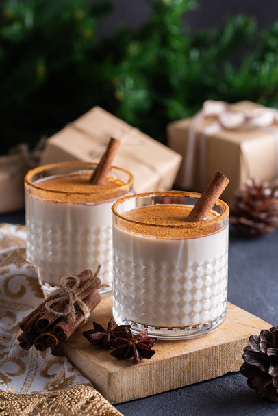 Bevanda tradizionale natalizia e dessert Eggnog con scatole regalo fatte a mano - Foto, immagini