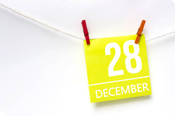 28 de Dezembro. Dia 28 do mês, data do calendário. Cartões de papel com dia de calendário pendurado corda com varandas em fundo branco. Mês de inverno, conceito de dia do ano - Foto, Imagem