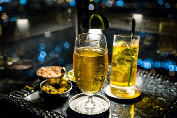 Eine selektive Fokusaufnahme alkoholischer Getränke in einer Bar - Foto, Bild