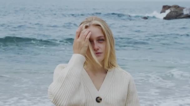 portrét krásné blondýny - Záběry, video