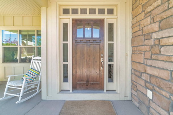 Haustür aus Holz mit Glasscheiben und beiger Fußmatte - Foto, Bild