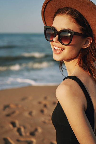 pretty woman in hat and sunglasses on the beach walk sun - Foto, Imagem