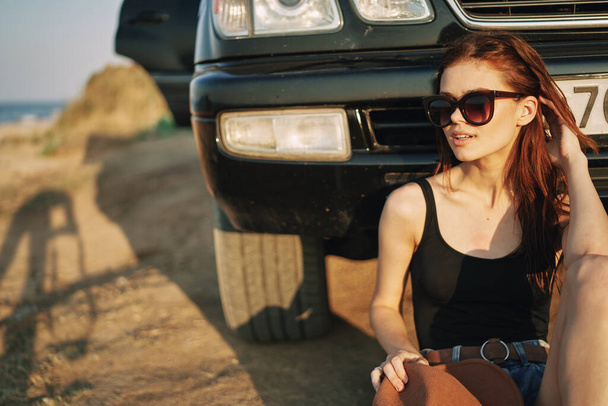 woman in sunglasses near car travel summer vacation landscape - Foto, immagini