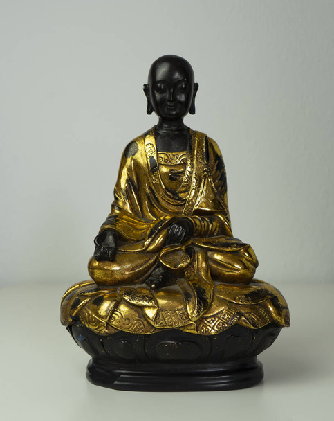 A vertical shot of the golden statue of Budha - Foto, imagen