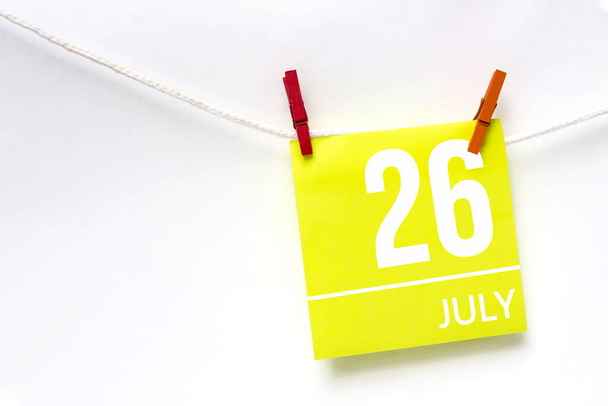 26 июля. День 26 месяца, дата календаря. Бумажные карточки с календарным днем веревки с прищепками на белом фоне. Концепция летнего месяца, дня года - Фото, изображение