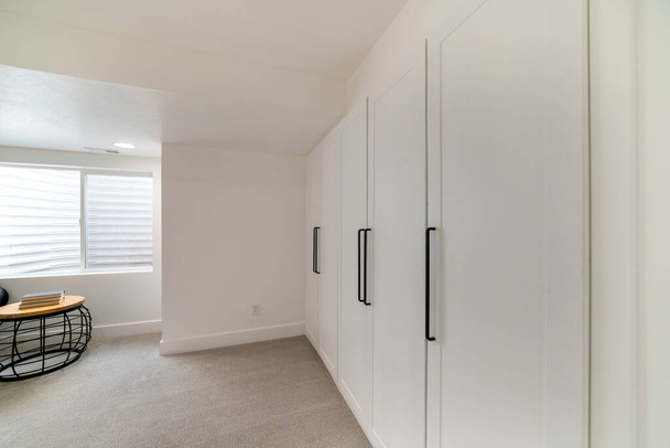 Fehér szekrény ajtók egy szobában szőnyegpadló - Fotó, kép