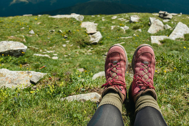 Entspannen Sie die Füße der Frau im Liegen auf dem Hügel, entspannen Sie sich und genießen Sie den Blick auf die Berge im Sommer. . Urlaub und Urlaub. Karpaten, Ukraine - Foto, Bild