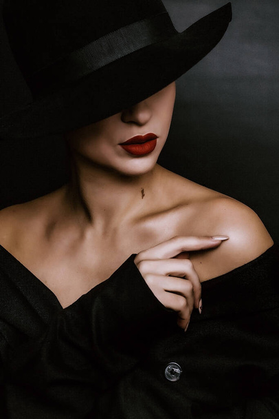 Female silhouette with red lipstick on the lips - Fotografie, Obrázek