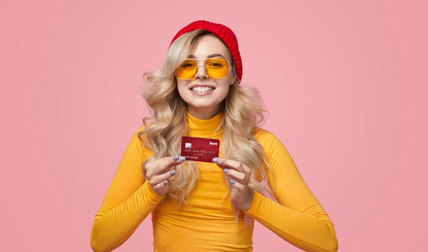 Cheerful female showing credit card - Fotoğraf, Görsel