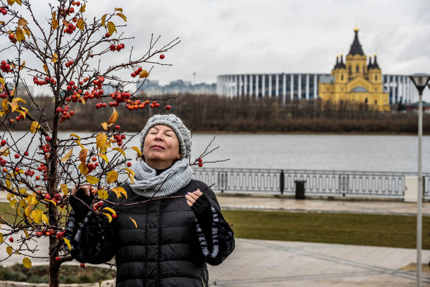 Touristin macht an einem bewölkten Herbsttag Bekanntschaft mit den Sehenswürdigkeiten von Nischni Nowgorod - Foto, Bild