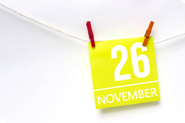 26 de Novembro. Dia 26 do mês, data do calendário. Cartões de papel com dia de calendário pendurado corda com varandas em fundo branco. Mês de outono, conceito de dia do ano - Foto, Imagem