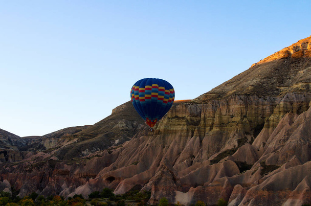 カッパドキアの気球フェスティバル。カッパドキアの典型的な地質形成に対する熱気球の景色。カラフルな鮮やかな空. - 写真・画像