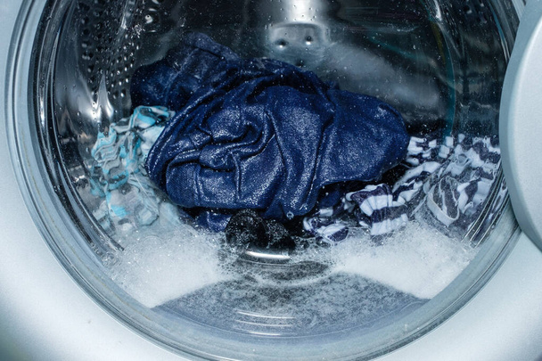 Lavagem de roupa na máquina de lavar roupa. - Foto, Imagem