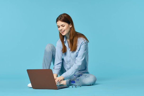 woman with laptop sitting on the floor learning student technology - Φωτογραφία, εικόνα