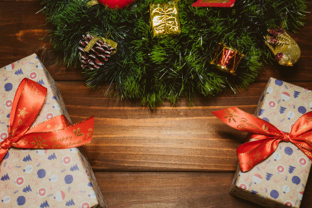 Boże Narodzenie tło z kulek pudełko i dekoracje. Nowy rok dekoracja tło dla kopia przestrzeń - Zdjęcie, obraz