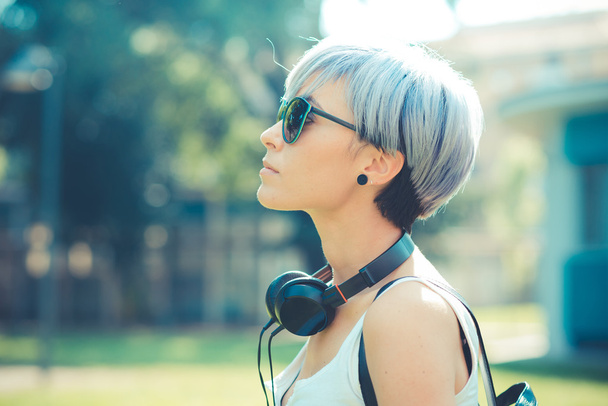 Hipster mujer con auriculares
 - Foto, imagen