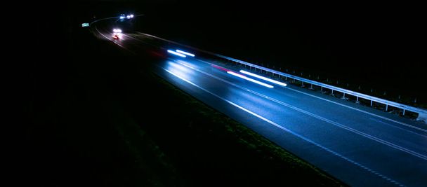 αφηρημένα κόκκινα φώτα αυτοκινήτου τη νύχτα. μεγάλη έκθεση - Φωτογραφία, εικόνα