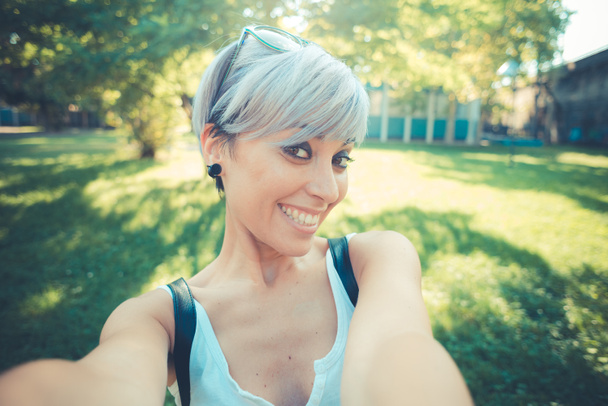 νέοι όμορφη μπλε κοντή τρίχα selfie γυναίκα hipster - Φωτογραφία, εικόνα