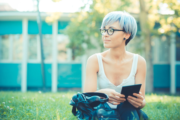 nuori kaunis lyhyt sininen hipster nainen käyttäen tabletti
 - Valokuva, kuva