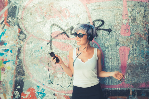 hipster γυναίκα με ακουστικά - Φωτογραφία, εικόνα