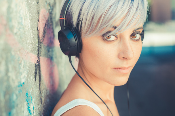 Femme hipster avec écouteurs
 - Photo, image