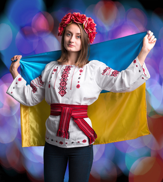 Muchacha joven atractiva en vestido nacional con bandera de Ucrania
  - Foto, imagen