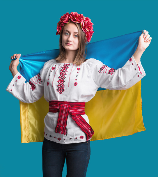 Portrait of attractive young  girl in national dress with  Ukrai - Foto, afbeelding