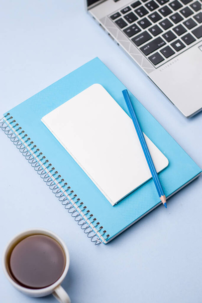 Prázdný zápisník připravený k použití na modrém stole, pohled shora, plochý. - Fotografie, Obrázek