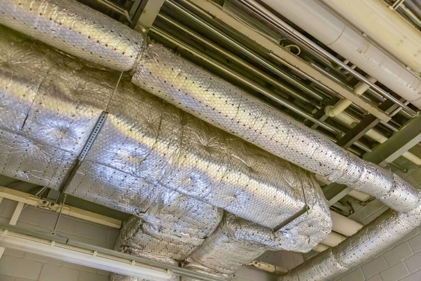 Часть системы циркуляции воздуха в производственных помещениях завода - Фото, изображение
