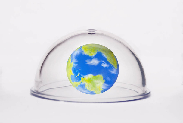 Planet earth globe protection helmet isolation from pollution air risk concept. - Fotoğraf, Görsel