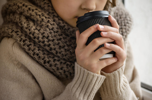 Mädchen hält Pappbecher mit Kaffee in der Hand. - Foto, Bild