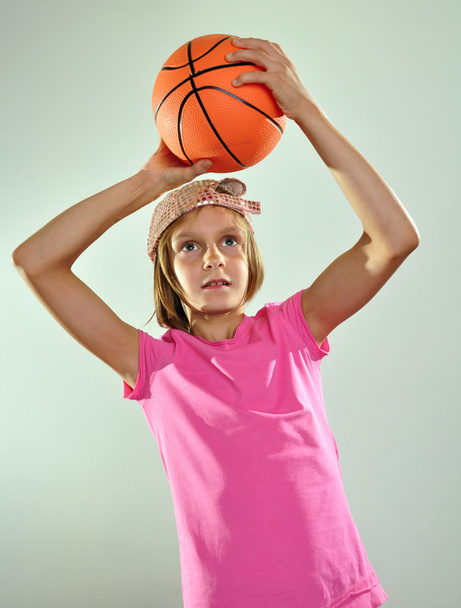 enfant jouant au basket et lançant la balle
 - Photo, image