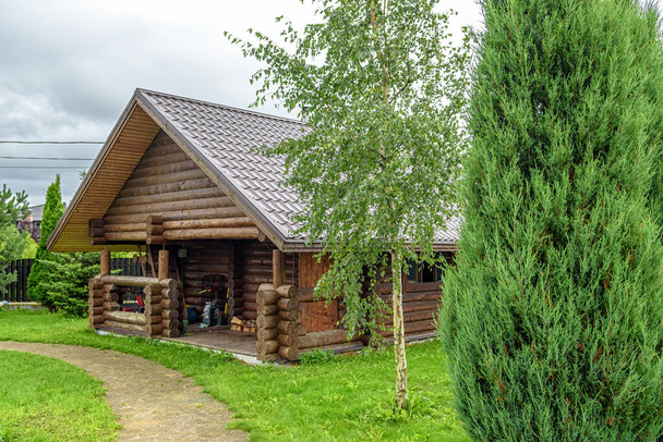 Casa de madeira do log em uma parcela do país - Foto, Imagem