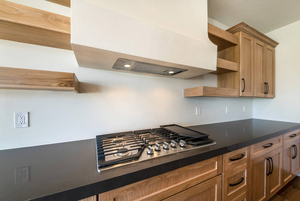 Modern kézműves konyhapult gáztűzhellyel, grillezési lehetőséggel és egyedi szellőzőnyílással - Fotó, kép