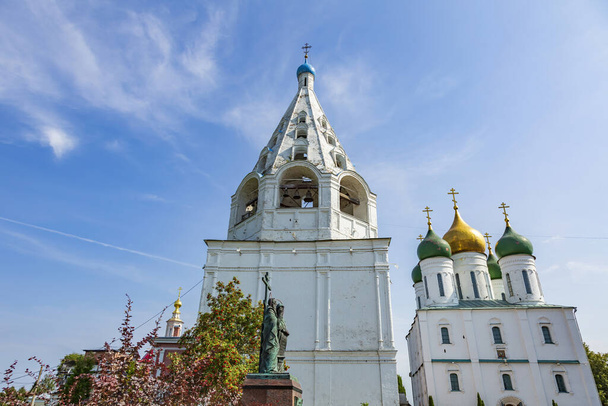 Kolomna, Rusland - 29 augustus 2021: De buitenkant van de klokkentoren van de orthodoxe Hemelvaartkathedraal van witte steen. Gebouwd in 1692 - Foto, afbeelding