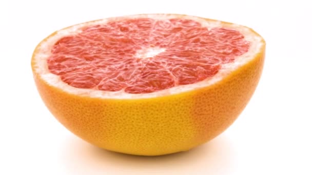 grapefruit is geïsoleerd. gele citroen op een witte achtergrond. citrusvruchten. isolaat - Video