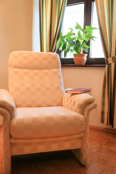 Cómodo sillón en habitación doméstica - Foto, imagen