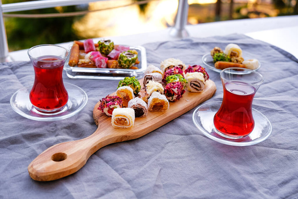 Lokum ve muska pestili ile geleneksel çay, Türk lokumu. Doğulu tatlılar. - Fotoğraf, Görsel