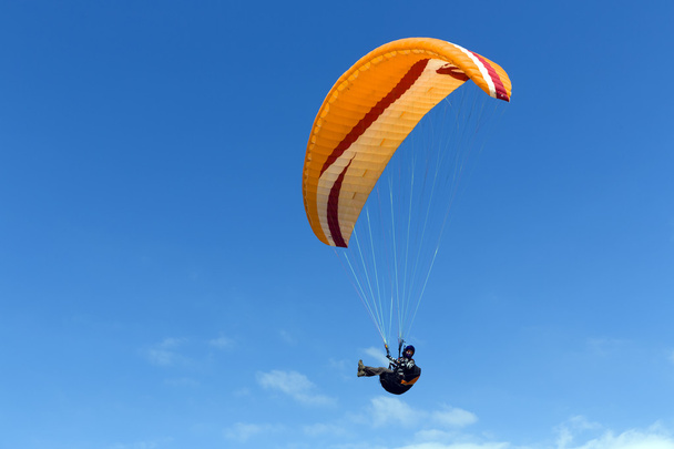 Parapente voando acima do Mediterrâneo
 - Foto, Imagem