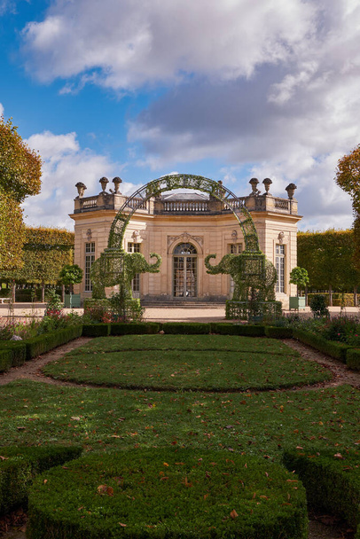 Pavillon Francais - Versailles Sarayı 'ndaki Frech Pavyonu (Versay Şatosu) Fransa' nın Paris yakınlarındaki Fil Toptancılığı - Fotoğraf, Görsel