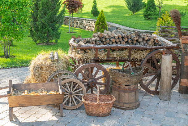 alte Dorfutensilien Wagen Brennholz auf einem schönen Hintergrund - Foto, Bild