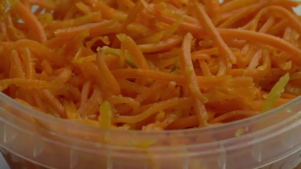 Nasekané kořeněné mrkve nebo nakládaná mrkev rotovat v misce, zdravé stravování a zdravý životní styl - Záběry, video